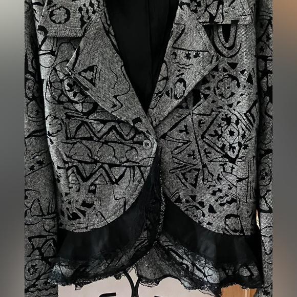 NWOT ‼️HP‼️COUPE CROPPED PRINT BLAZER SATIN AND LACE TRIM ON BOTTOM FULLY LINED - Picture 2 of 13